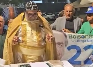 PADRE KELMON CELEBRA MISSA POR BOLSONARO NA PORTA DE HOSPITAL NO DF