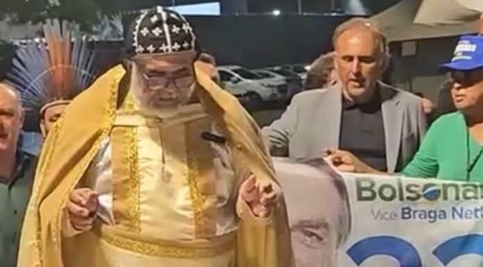 PADRE KELMON CELEBRA MISSA POR BOLSONARO NA PORTA DE HOSPITAL NO DF