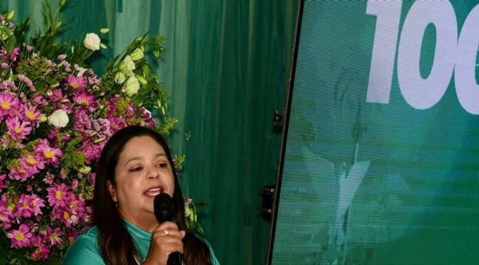 Helbinha comemora 100 dias de governo com entrega de veículos e apresentação de resultados à população