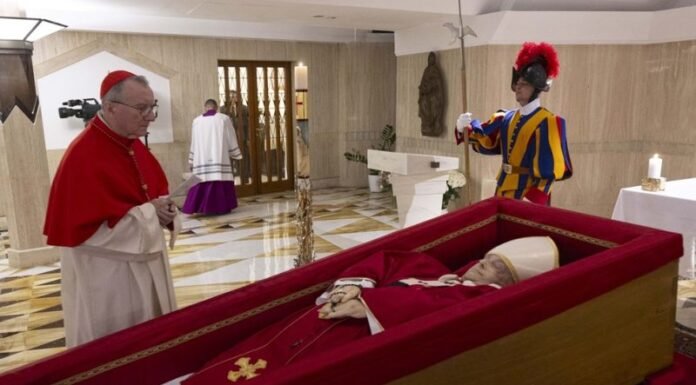Vaticano divulga as primeiras imagens de Francisco no caixão; saiba quando será o funeral