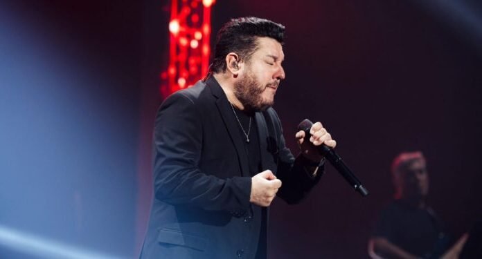 Sem Marrone, Bruno emociona fãs com show solo no Classic Hall