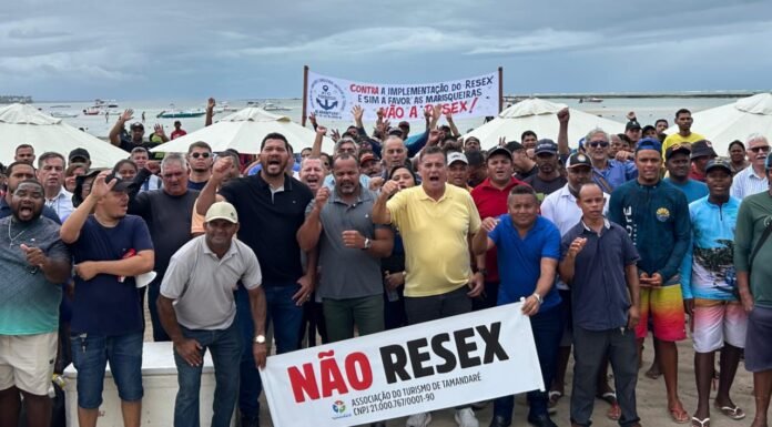 Abimael Santos e Coronel Meira acompanham protesto de trabalhadores do turismo e marisqueiros em Tamandaré contra criação de Reserva Extrativista