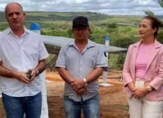 Vereadora Ângela e seu esposo Tião do gesso, acompanham a execução da obra de implantação de um poço artesiano.