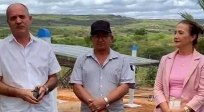 Vereadora Ângela e seu esposo Tião do gesso, acompanham a execução da obra de implantação de um poço artesiano.