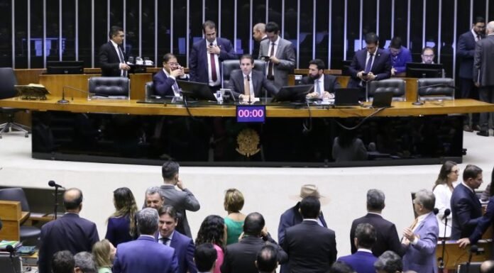 Câmara aprova suspensão de ação penal contra Delegado Ramagem relacionada a atos do 8 de janeiro