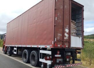 PRF flagra dois caminhões com carga irregular de gesso no Sertão de Pernambuco