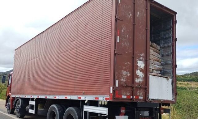 PRF flagra dois caminhões com carga irregular de gesso no Sertão de Pernambuco