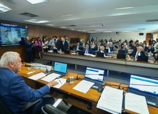 Comissão do Senado aprova fim da reeleição, mandatos de cinco anos e eleições unificadas