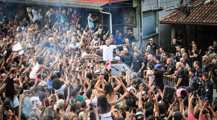 Mc Poze do Rodo deixa a prisão e é recebido com festa por fãs e amigos