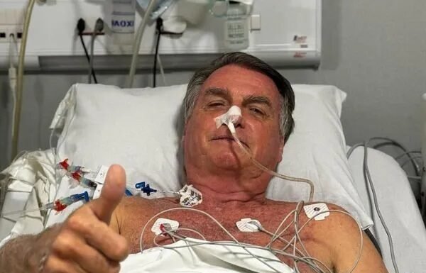 Bolsonaro é internado em Brasília após série de vômitos e soluços
