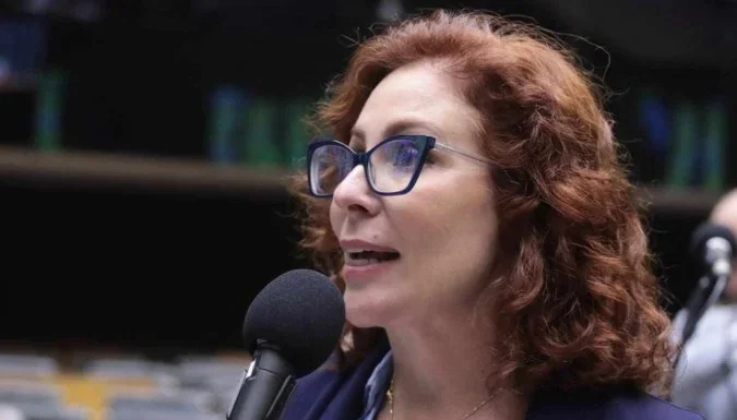 PGR pede prisão de Carla Zambelli e inclusão da deputada na lista da Interpol