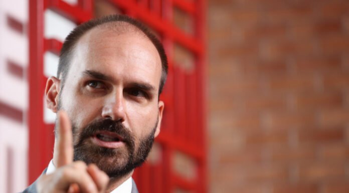 Operação da PF contra Bolsonaro afasta de vez Eduardo do Brasil, dizem aliados