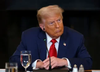 Trump instituiu uma tarifa de 50 % sobre todas as importações brasileiras, válida a partir de 1º de agosto, vinculando explicitamente a medida ao julgamento de Jair Bolsonaro, que ele classificou como “caça às bruxas”