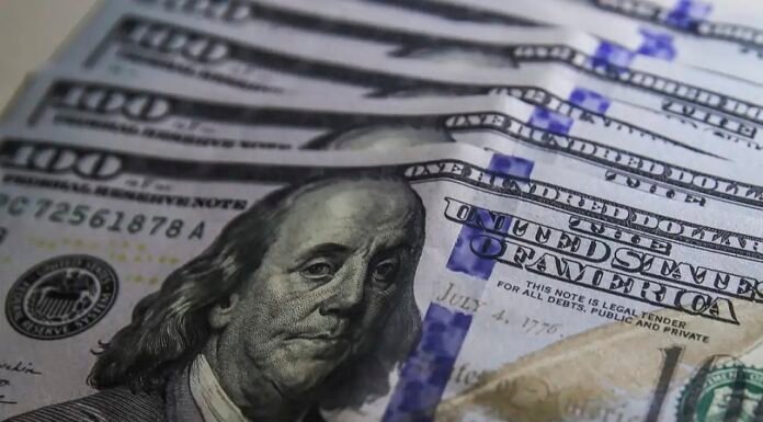Dólar fica estável, mas Bolsa cai com maior tensão política e fiscal