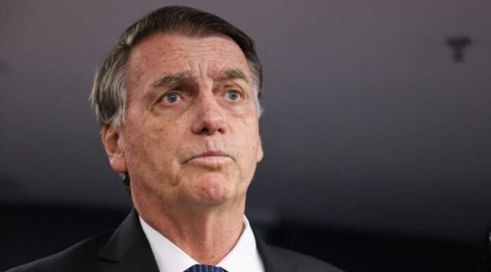 Bolsonaro teve pré-síncope, vômitos e queda de pressão, diz defesa