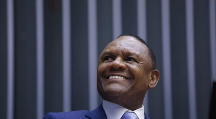 Ossesio Silva destrava projeto que regulamenta profissão essencial para pessoas com Deficiência Visual