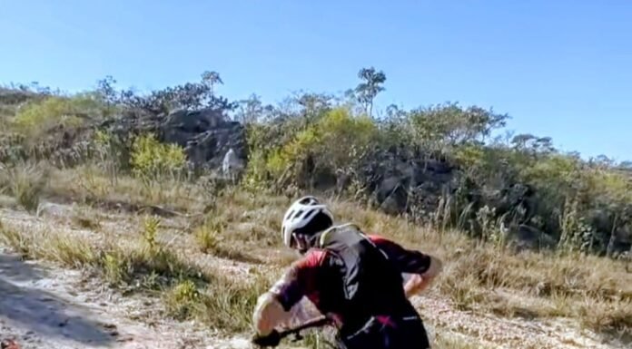Força e Inspiração: Ciclista com Deficiência Vence Desafio em Montanha e Arranca Aplausos.