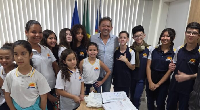 Um dia de aula diferente para os alunos da escola Colégio Nova Geração em Araripina, Pernambuco, que foram recebidos pelo prefeito do município, Evilásio Mateus, em seu gabinete