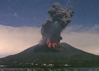 Vulcão entra em erupção no Japão e cinzas atingem 4,4 km de altura