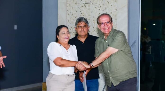 Prefeita de Trindade, Helbe Rodrigues, recebe visita do senador Fernando Dueire