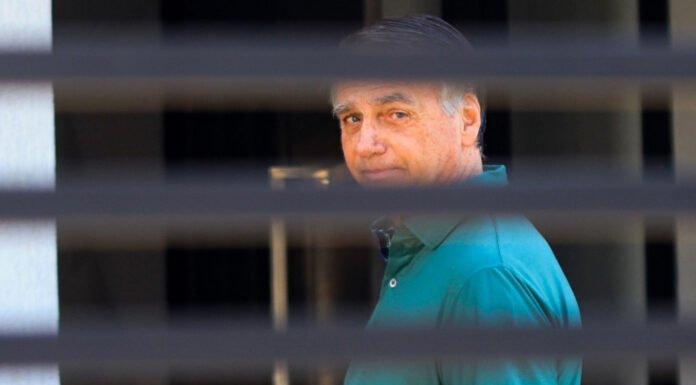 Moraes manda prender Bolsonaro em regime fechado