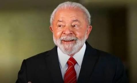 Lula aumenta o tempo para PROFESSORES se aposentarem