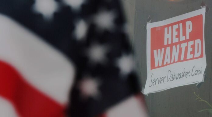 Aumento dos Pedidos de Auxílio-Desemprego nos EUA: Análise da Situação Atual