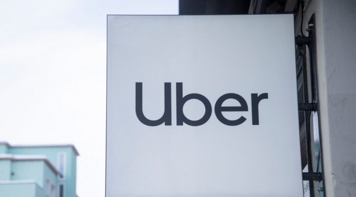 Uber é condenada a indenizar passageira após caso de estupro cometido por motorista