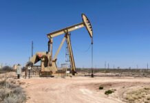 Petróleo Fecha em Alta Apesar de Tensões Geopolíticas e Perspectivas de Oferta