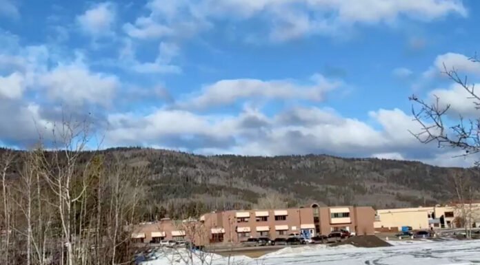 Tragédia em Tumbler Ridge: Tiroteio em Escola Deixa 10 Mortos