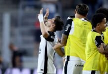 Corinthians vence Athletico-PR em partida decisiva e se aproxima do topo do Campeonato Brasileiro