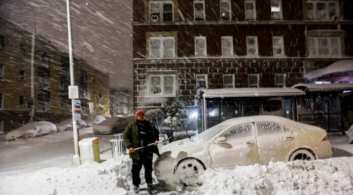 Tempestade de Inverno Afeta o Nordeste dos EUA: Fechamento de Escolas e Interrupção de Viagens