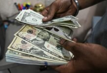 Dólar registra nova mínima em 21 meses, fechando a R$ 5,17 após derrubada de tarifas de Trump