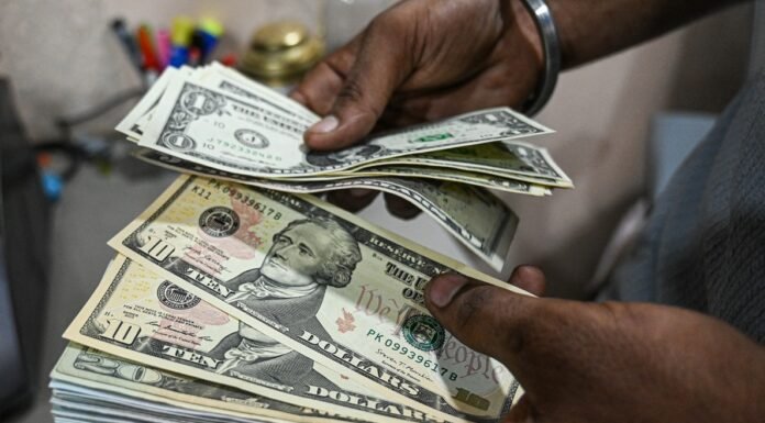 Dólar registra nova mínima em 21 meses, fechando a R$ 5,17 após derrubada de tarifas de Trump