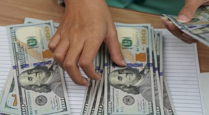 Dólar Fecha em Alta a R$ 5,13, Influenciado pelo Mercado Externo e Desempenho da Bolsa Brasileira