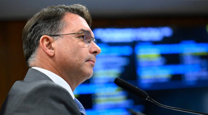 Definições Cruciais: PL Espera Decisão de Flávio Bolsonaro para Chapa ao Governo do Rio