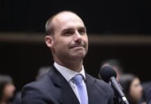 Eduardo Bolsonaro Afastado do Cargo de Escrivão da Polícia Federal por Faltas Injustificadas