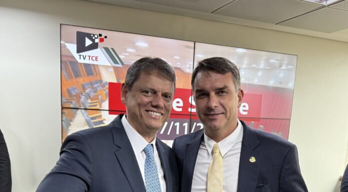 Flávio Bolsonaro e Tarcísio de Freitas: Reunião Estratégica em São Paulo