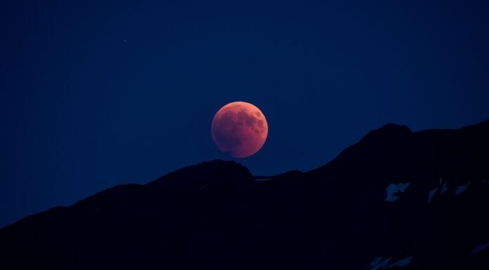 Eclipse Lunar Total: Entenda o Fenômeno da Lua de Sangue e Onde Observá-lo