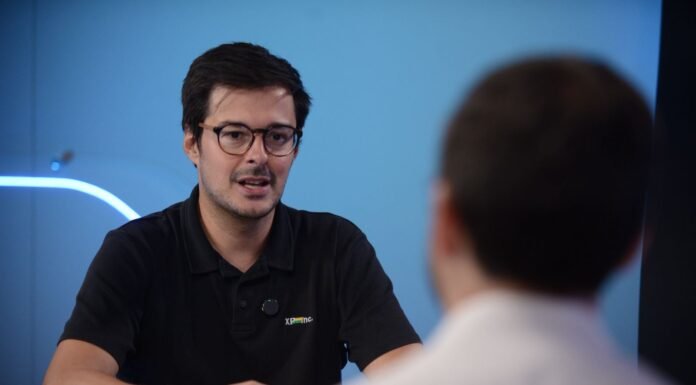 Flávio Bolsonaro Adota Discurso Moderado e Busca Apoio do Mercado em Pré-Campanha