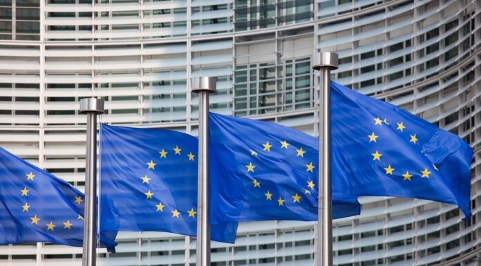 UE Reafirma Posição contra Aumento de Tarifas dos EUA após Decisão Judicial