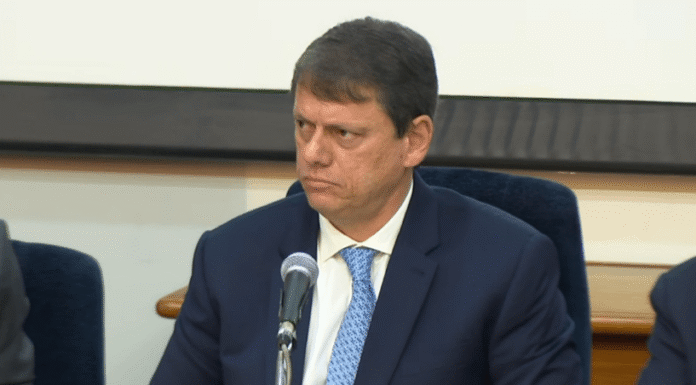 Tarcísio de Freitas minimiza investigação sobre seu vice em meio a eleições