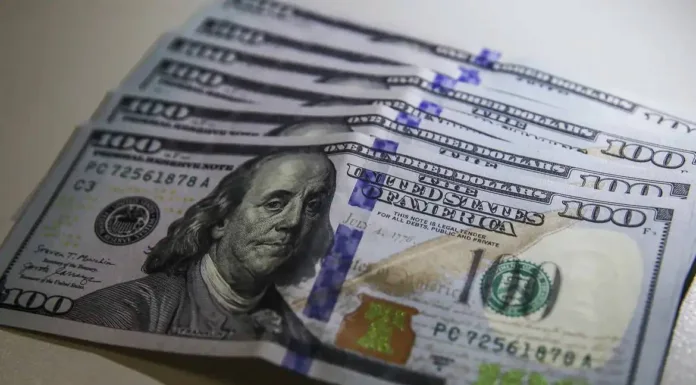 Dólar apresenta queda a R$ 5,20 antes de discurso de Galípolo