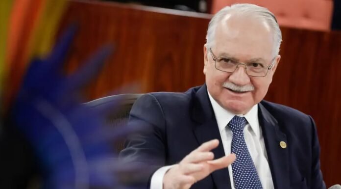 Reunião Estratégica no STF Antecede Julgamento sobre Benefícios de Funcionários Públicos