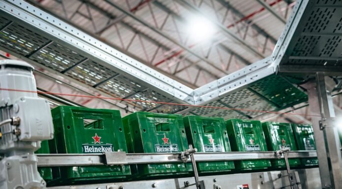 Heineken Registra Lucro de 4,4 Bilhões de Euros em 2025 e Anuncia Corte de Empregos