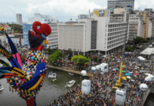Lula Participa do Galo da Madrugada em Recife ao Lado de Autoridades Locais