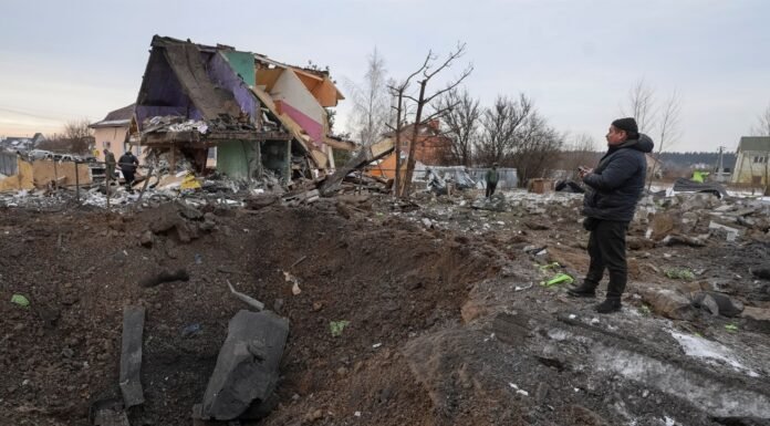 Ataques Russos em Kiev: Tragédia e Destruição no Subúrbio da Capital Ucraniana