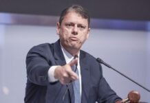 Protesto na B3: Tarcísio de Freitas confronta manifestante sobre desapropriações em São Paulo