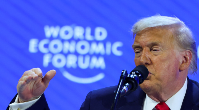 Trump Anuncia Nova Tarifa Global de 10% Após Decisão da Suprema Corte