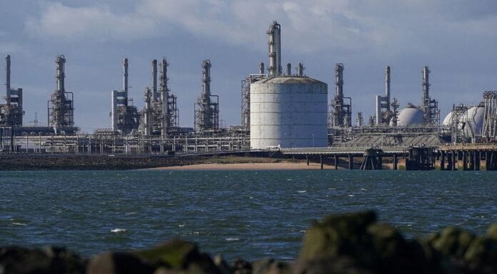 EUA Intensificam Tensões no Oriente Médio com Ataque Aéreo a Posições Iranianas